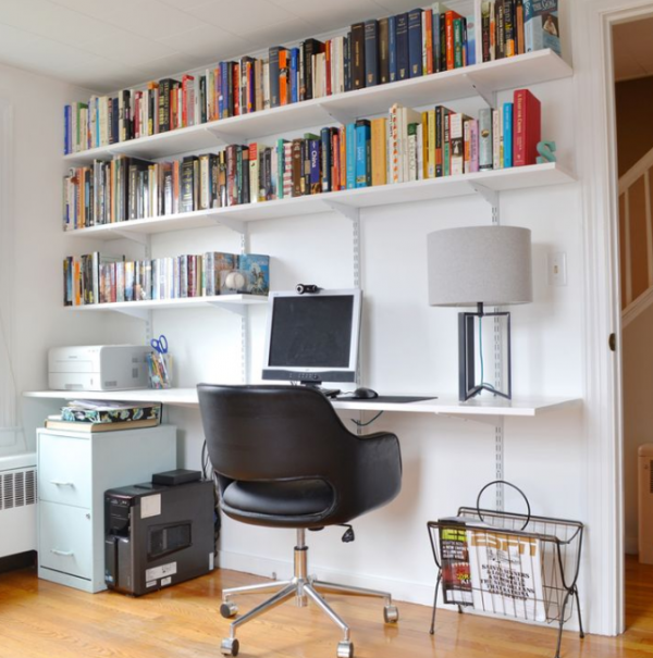 Meja kerja dengan rak dinding untuk menyimpan buku dan aksesori